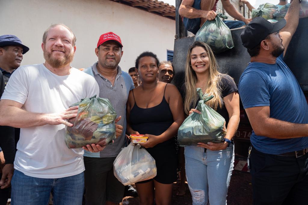 Em ação do Gedema Solidário, Othelino e Ana Paula entregam cestas básicas e peixes na Baixada