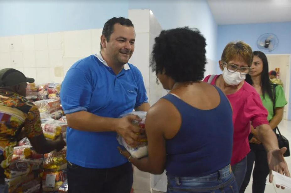 Vinicius Louro distribui cestas à população de Pedreiras em celebração pelos 102 anos da cidade