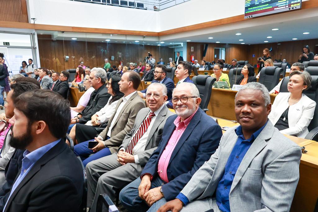 Participaram da cerimônia diversas autoridades das esferas governamentais, empresários, dirigentes sindicais e deputados