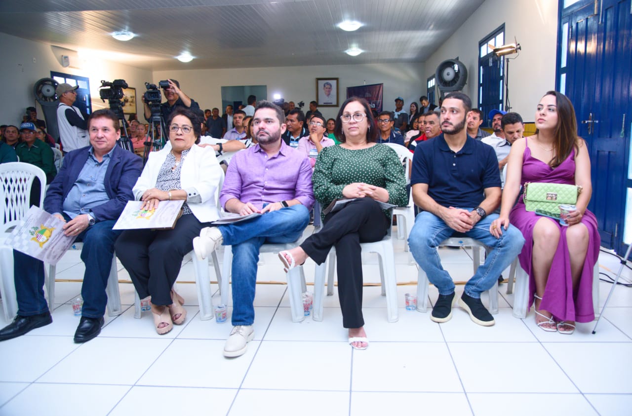 Parlamentares na plenária realizada em Paulino Neves, durante a sétima edição do 