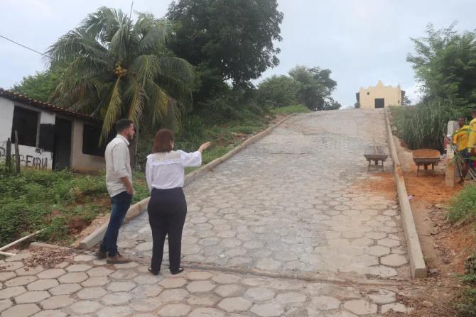 Helena Duailibe vistoria obra de pavimentação na zona rural de São Luís