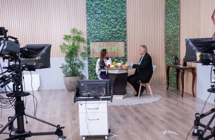 Elda Borges durante a entrevista com o deputado Júlio Mendonça