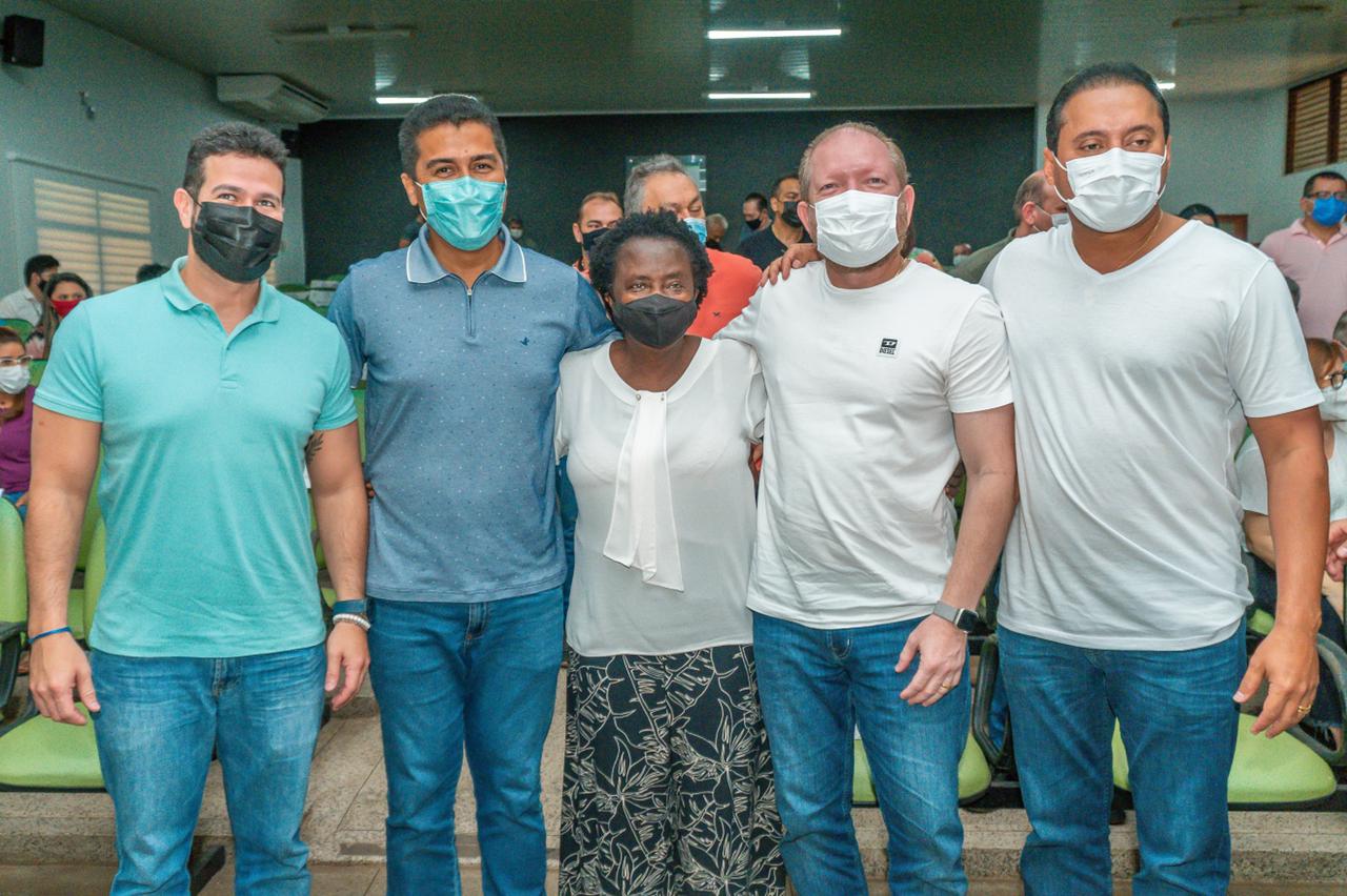 Othelino entre Gil Cutrim, Marco Aurélio, a professora Izaura Silva e Weverton Rocha, no IFMA de Imperatriz