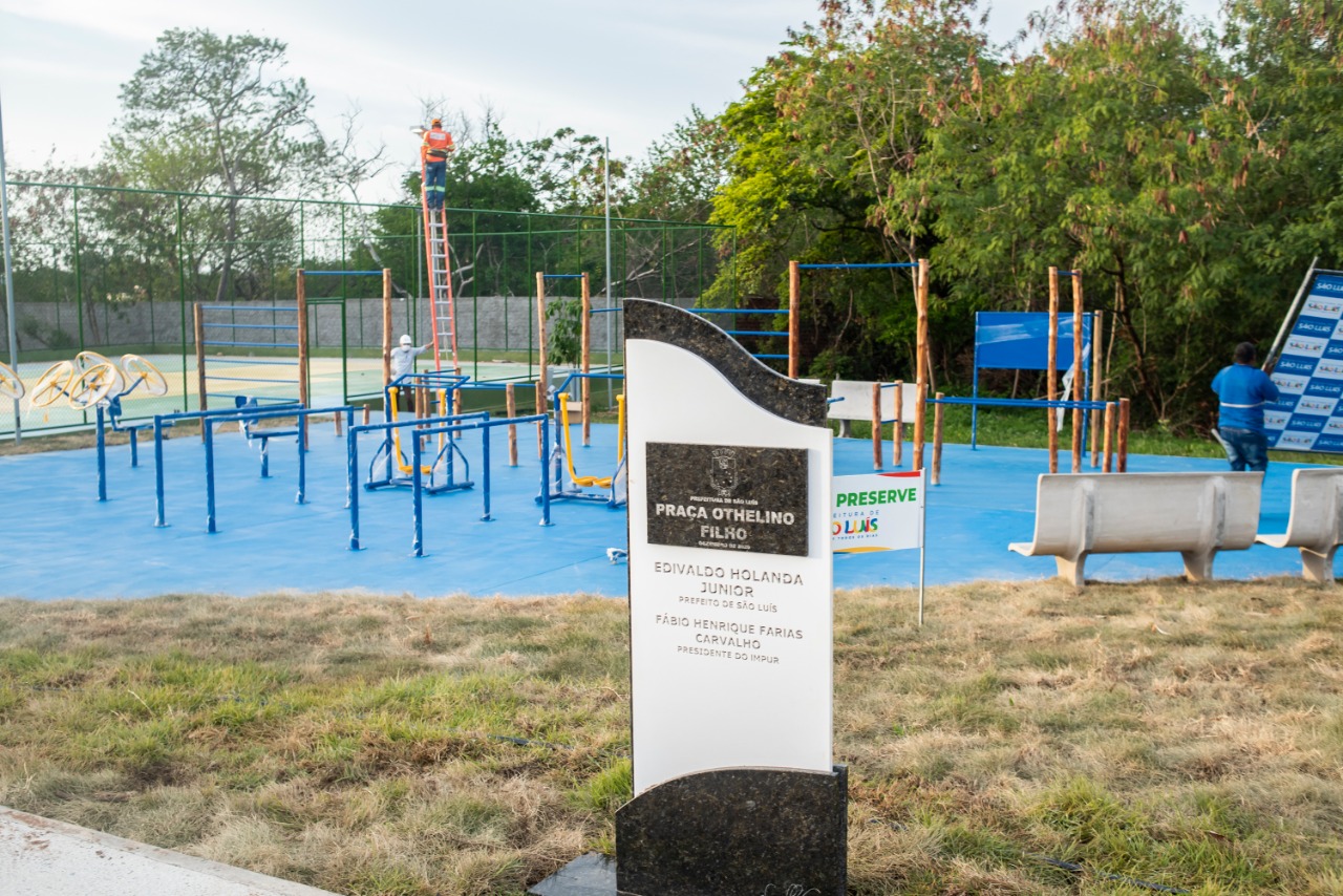 A praça conta com academia ao ar livre, quadra poliesportiva, playground, pista de skate e de caminhada, iluminação de LED e paisagismo