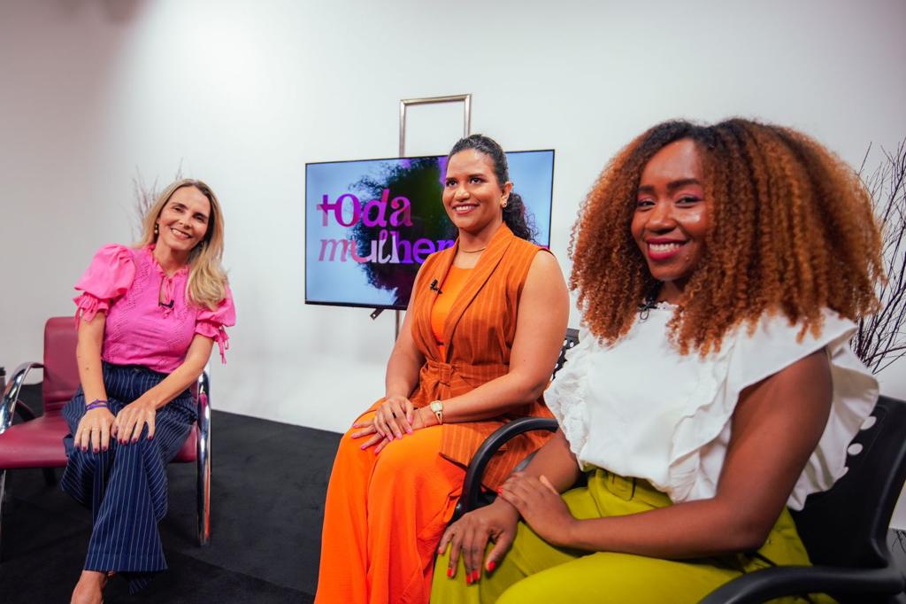 Jornalista Márcia Carvalho em registro com Caroline Caetano e Keysse Dayane de Sousa no intervalo do 