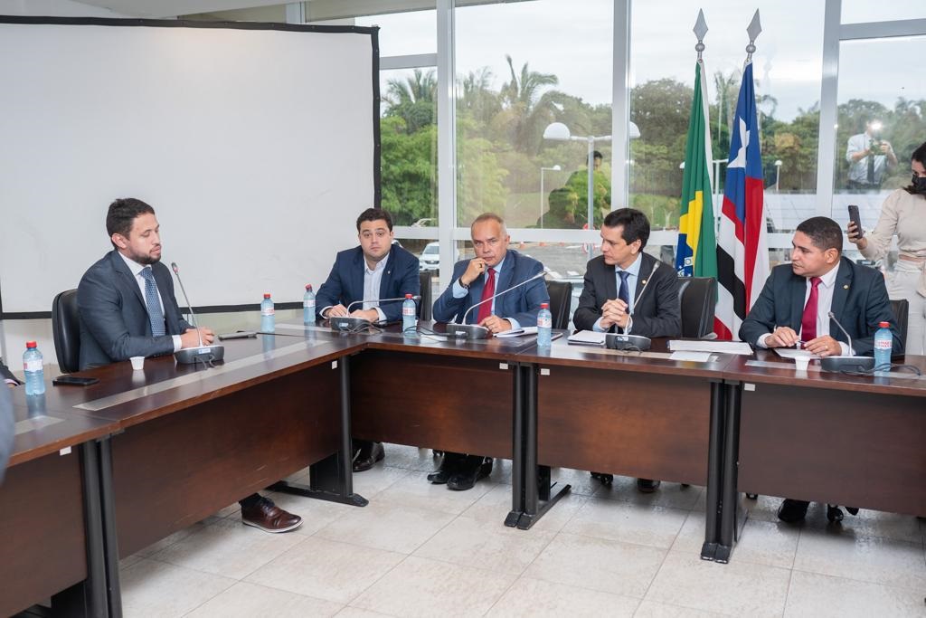 Secretário adjunto de Educação do Estado, Anderson Lindoso, fala na comissão sobre as negociações com professores 