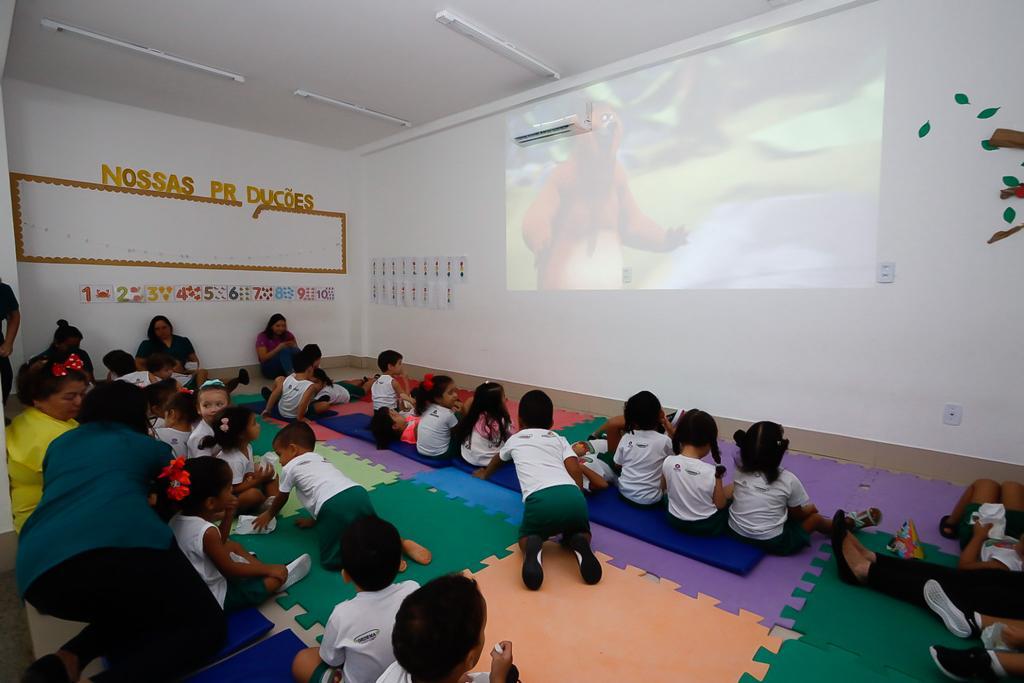 Alunos do Maternal I e II da Creche-Escola Sementinha assistem a filme em ação alusiva ao Dia das Crianças