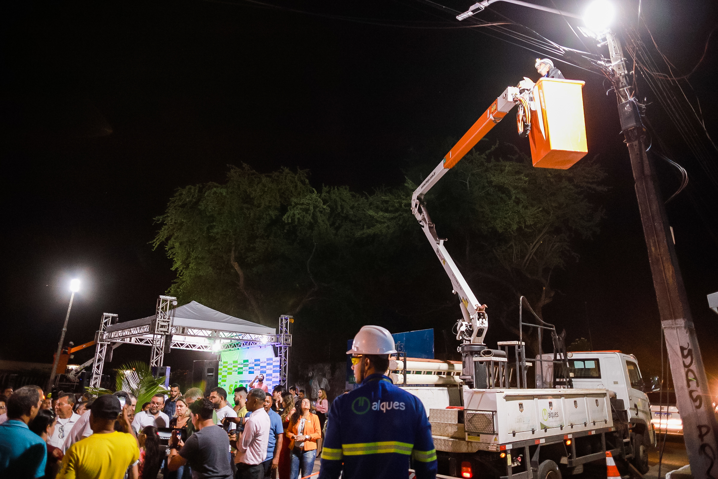 Início da instalação dos pontos de iluminação ocorreu logo após a assinatura da ordem de serviço