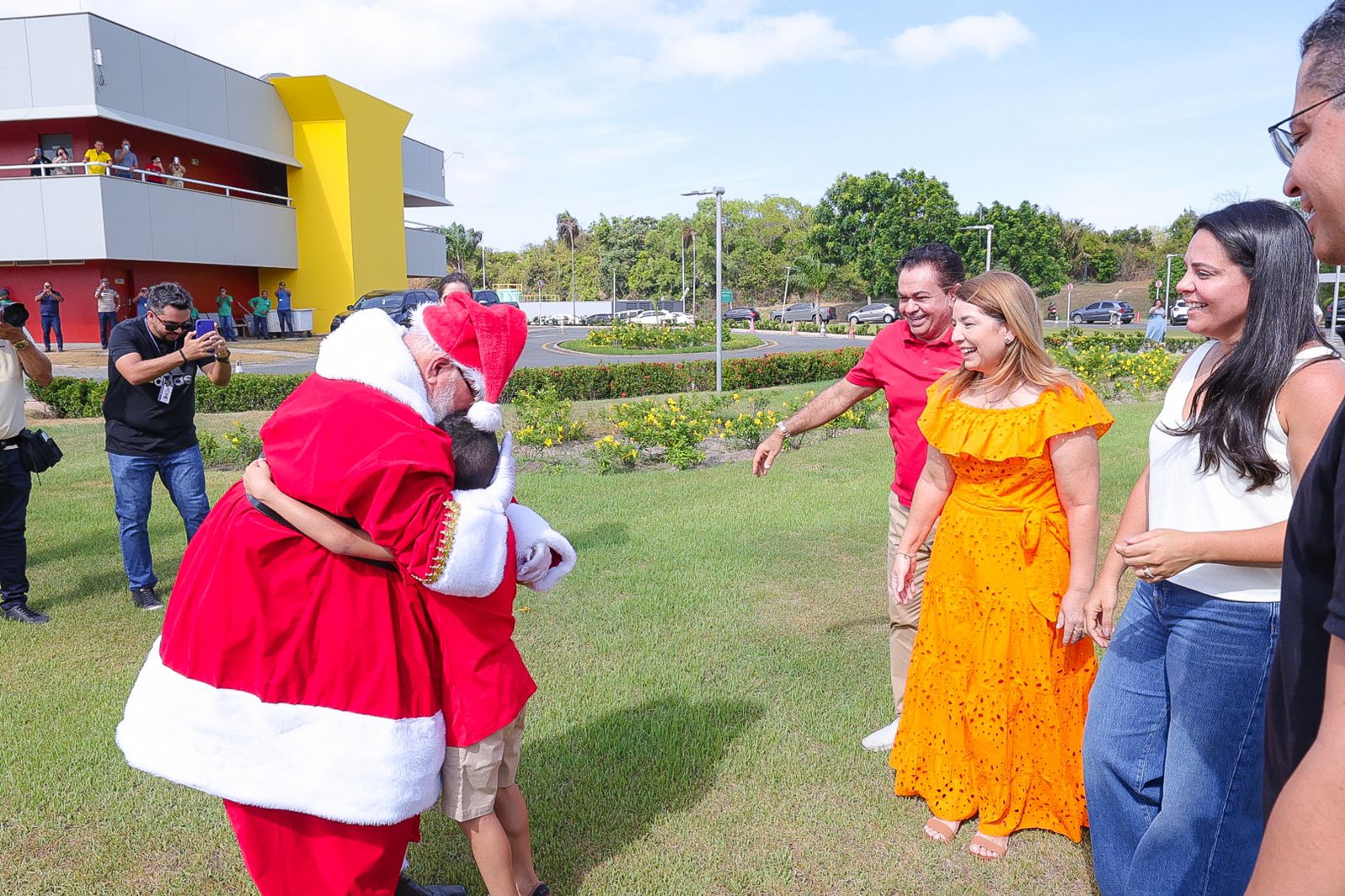 Papai Noel é recebido pela presidente Iracema Vale, Carol Duailibe, parlamentares e crianças, na sua chegada à Alema 