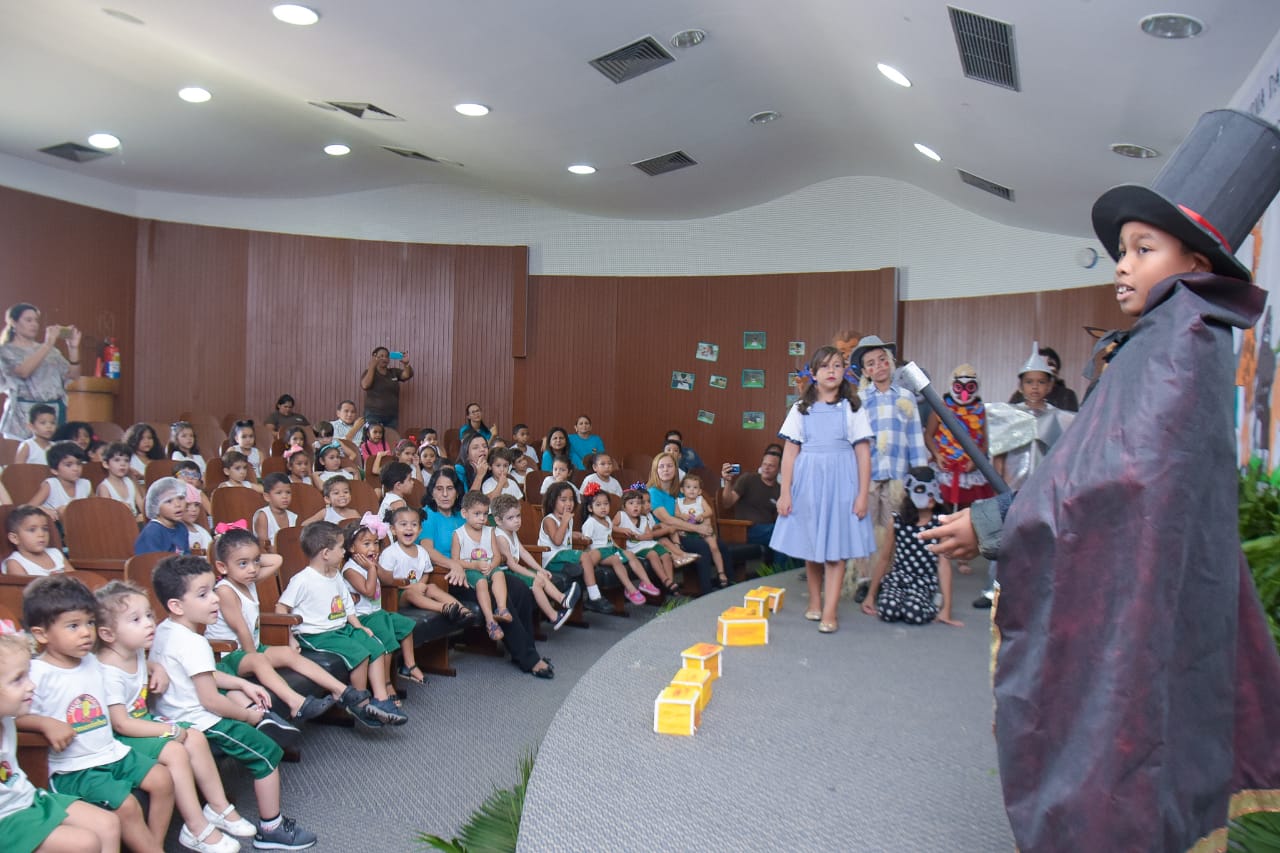 A adaptação da peça encenada pelos alunos visa estimular valores como respeito e cidadania