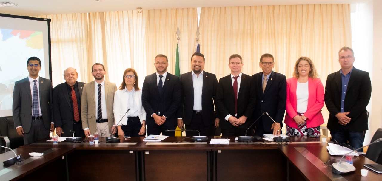 Parlamentares estaduais com o secretário Cleyton Noleto, na reunião da Comissão de Obras da Assembleia