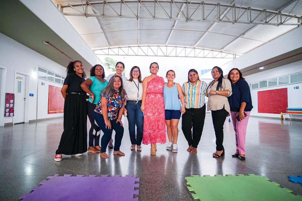 A presidente do Gedema, Carol Duailibe, com servidoras da Assembleia no primeiro dia do programa