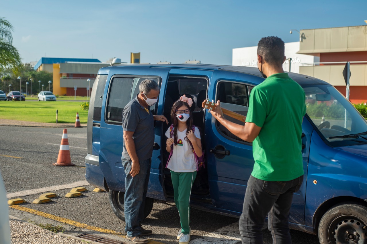 Alunos foram recepcionados com música na porta do prédio da creche