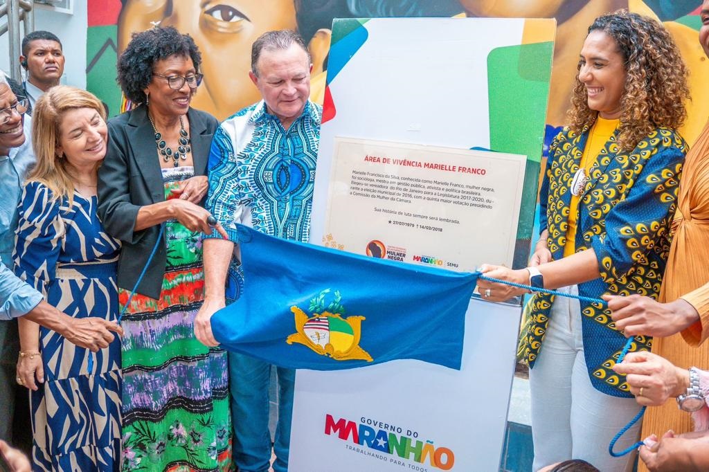 Ato de descerramento da placa inaugural da Área de Vivência Marielle Franco, no Centro de Referência da Mulher Negra 