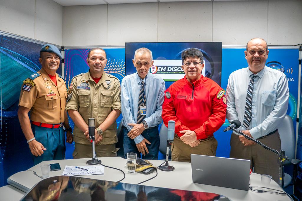 Henrique Pereira e Álvaro Luís com o coronel Célio Roberto, acompanhado de militares de sua equipe 