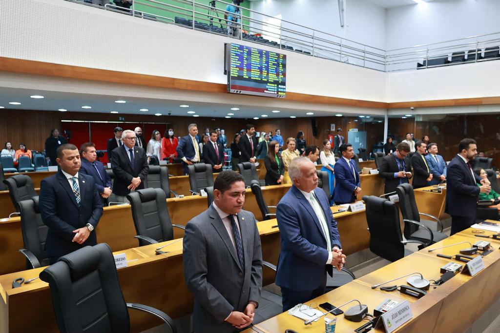 Deputados fazem um minuto de silêncio em memória do médico Roland Montenegro