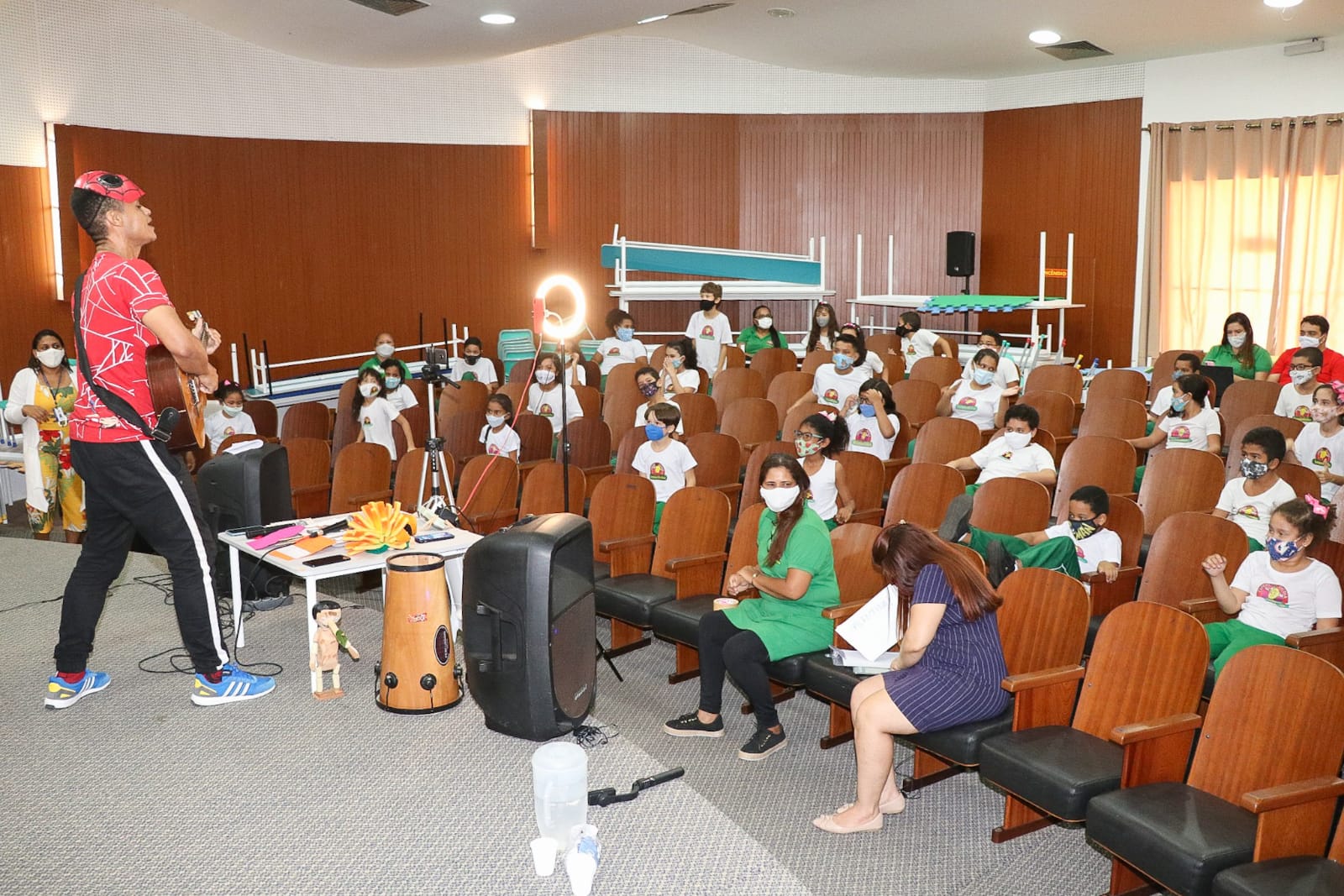 O evento também foi acompanhado pelos alunos que já estão assistindo às aulas de forma presencial e estavam no prédio