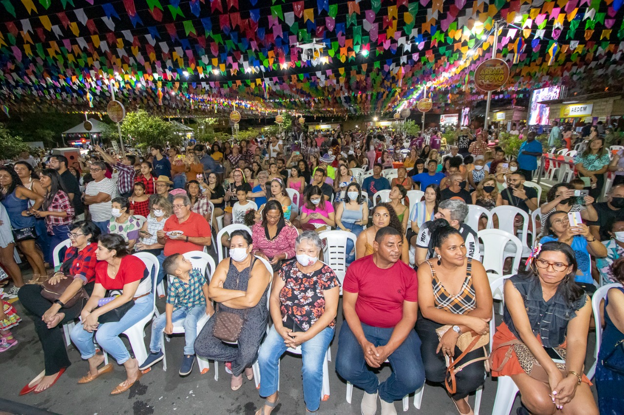 Plateia atenta a cada apresentação na terceira noite da festança no arraial da Assembleia