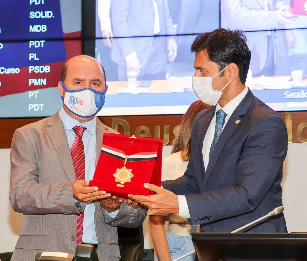 Representando a Rádio Timbira, o diretor da emissora, Robson Paz, recebe a medalha das mãos do deputado Duarte Jr.