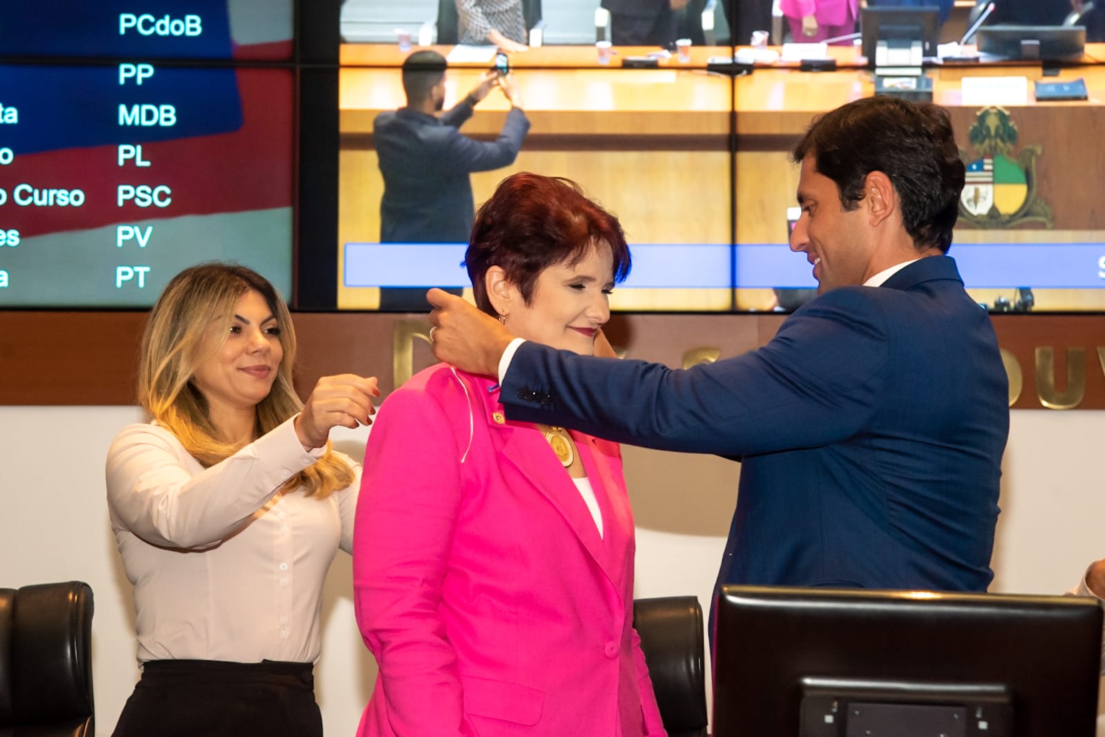 Deputado Duarte Jr., que sugeriu a homenagem, condecora a professora Cláudia Maria da Costa Gonçalves com a medalha