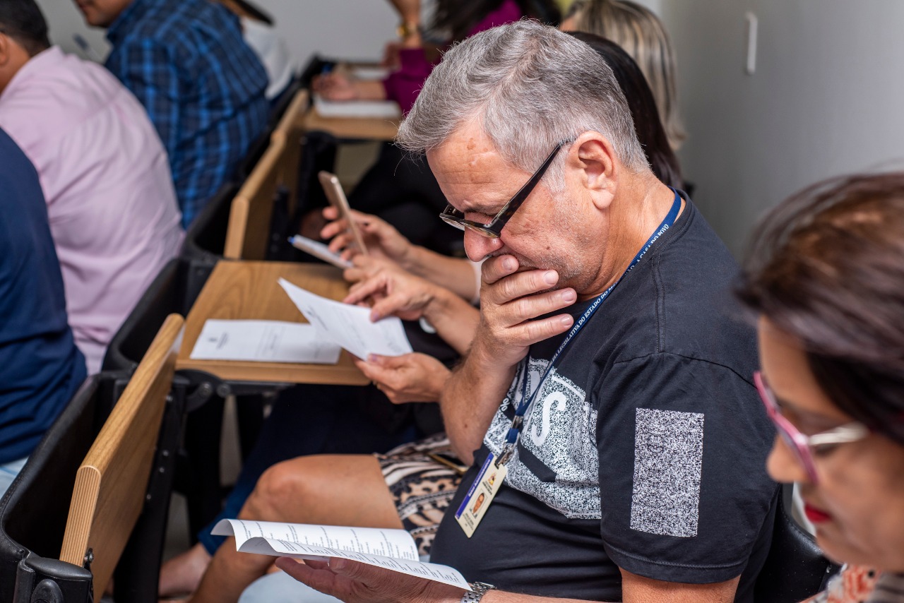 Servidores lendo cartilha sobre saúde mental 