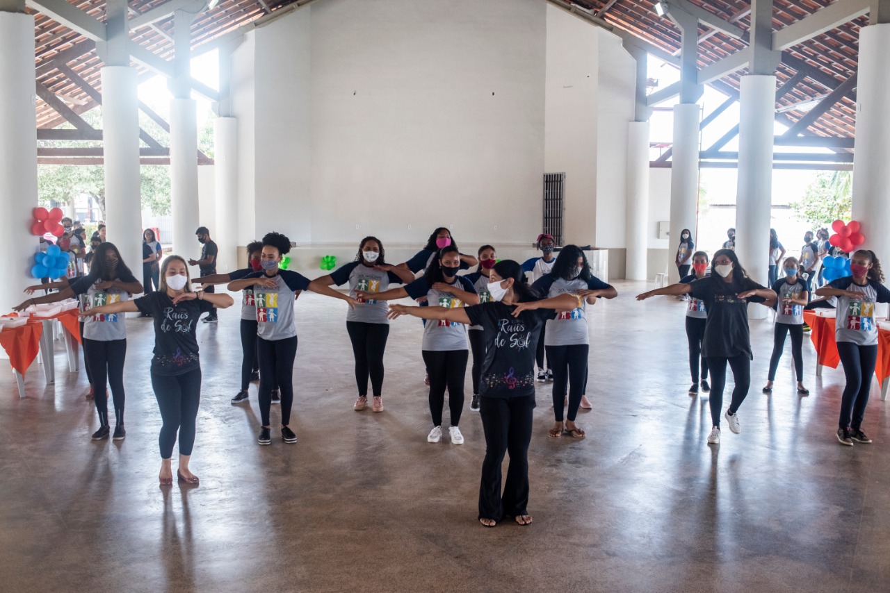 Alunas da oficina de dança apresentaram um número especial durante a festa 