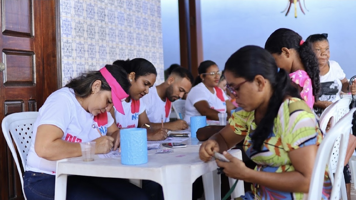 Equipe trabalha durante atendimento a mulheres em ação social realizada na cidade de Codó