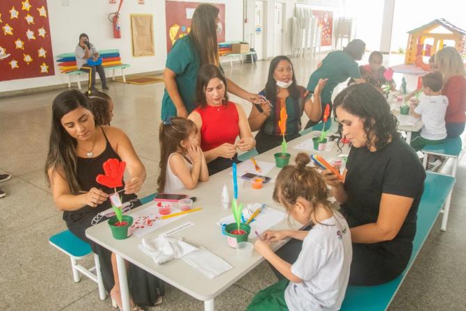 Creche-Escola Sementinha realiza oficinas de arte com mães e alunos da Educação Infantil