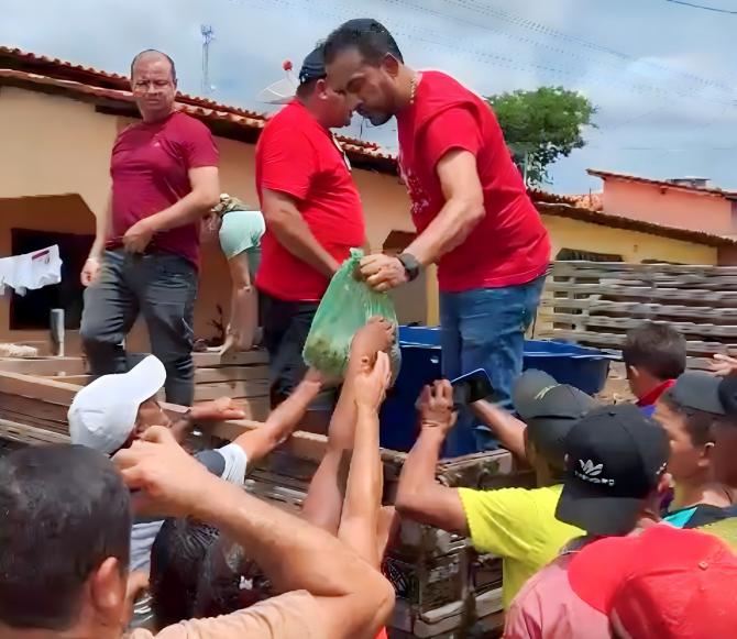 Júnior Cascaria entrega alimentos para famílias de Joselândia