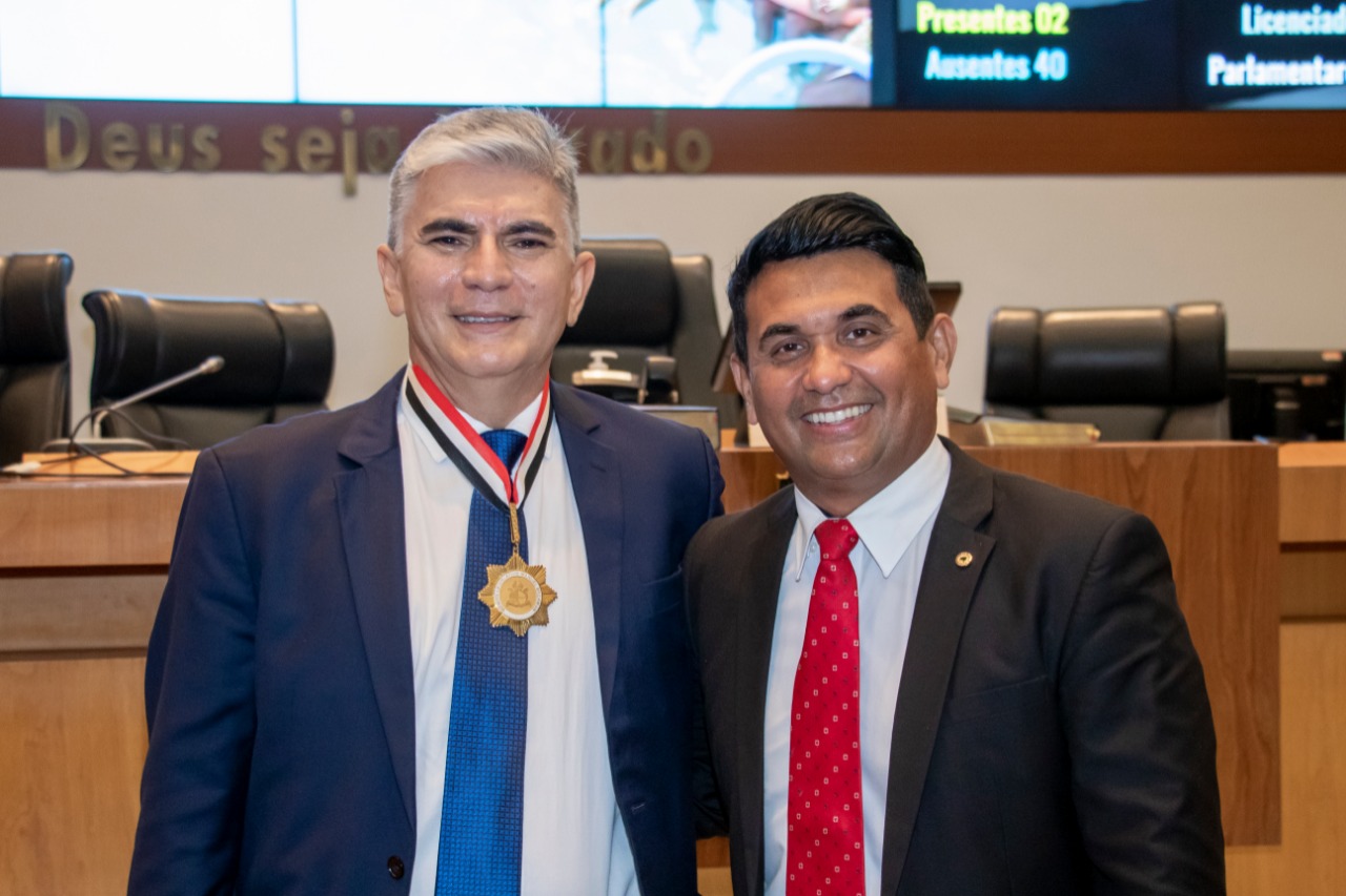 José Augusto Cutrim Gomes com o deputado Wellington do Curso, autor da proposição 