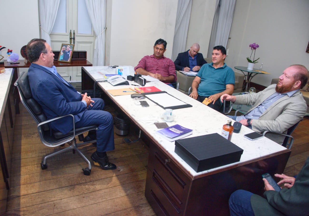 Deputado Othelino Neto também acompanhou a reunião do prefeito de Pedro do Rosário, Toca Serra, com o chefe do Executivo Estadual