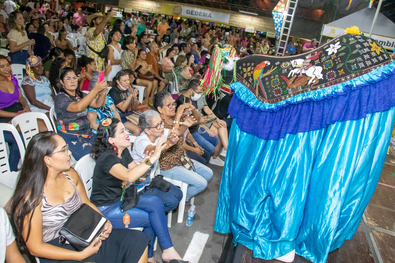 Boi de Upaon Açu se aproxima do público durante a apresentação 