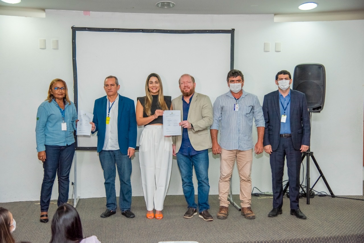 Othelino Neto, Ana Paula Lobato, Valney Pereira e Antino Noleto com os engenheiros responsáveis pelo projeto  