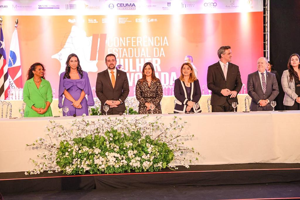 Iracema Vale e demais autoridades na mesa de abertura da II Conferência Estadual da Mulher Advogada