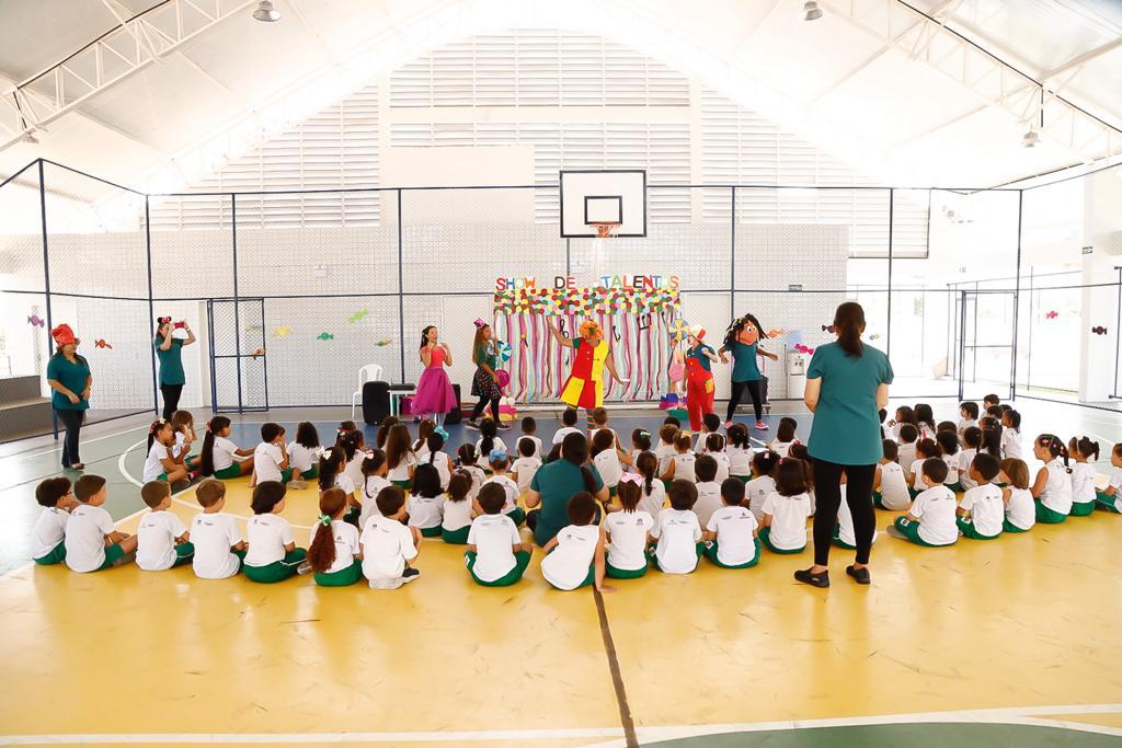 Alunos da Sementinha assistem a espetáculo teatral durante a programação
