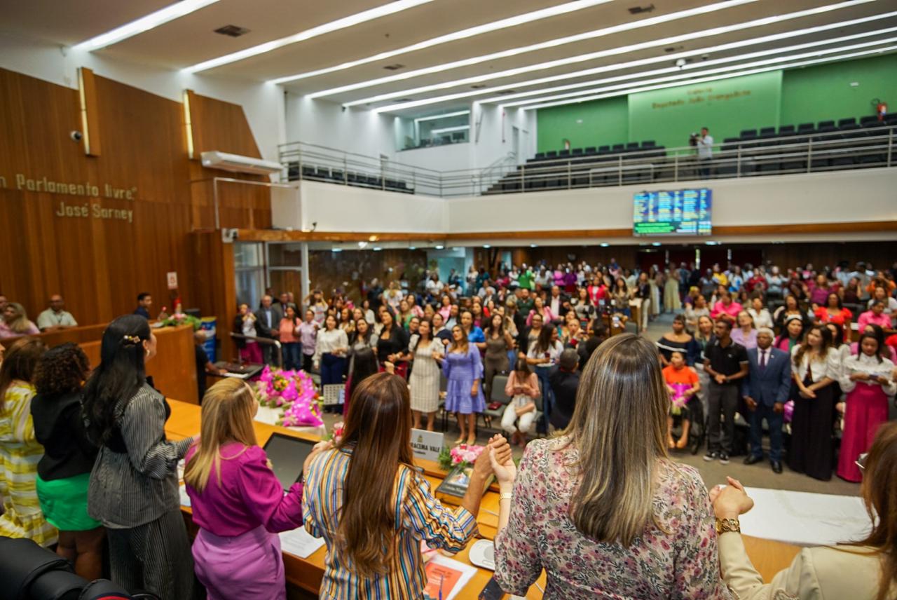 Evento em homenagem às mulheres contou com a presença de parlamentares e convidados