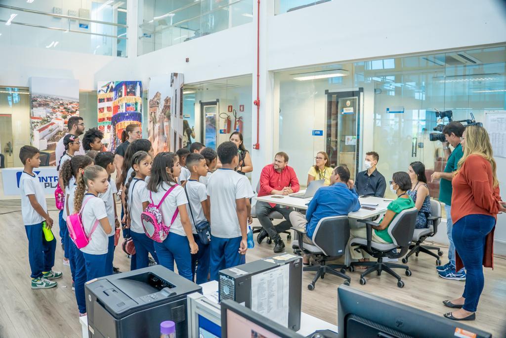 Os alunos também acompanharam uma parte da reunião de pautas, quando os jornalistas discutem o conteúdo que deverá figurar nos programas e telejornais