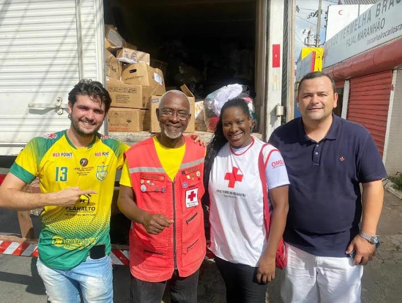 Em parceria com a Cruz Vermelha, Vinicius Louro transporta doações para Poção de Pedras