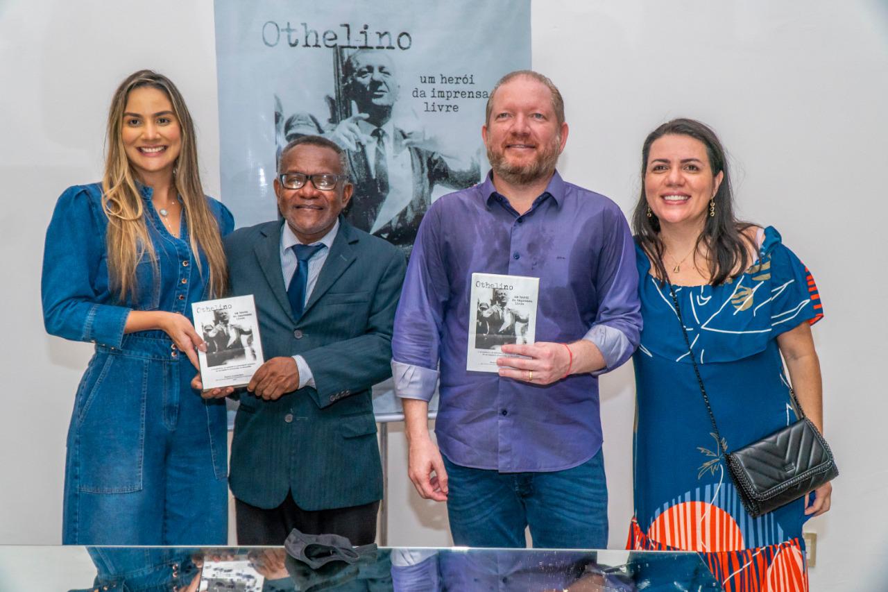 Othelino Neto e a esposa, Ana Paula Lobato, exibem a capa do livro, ao lado do autor, Manoel Santos, e de Flávia Alves Maciel