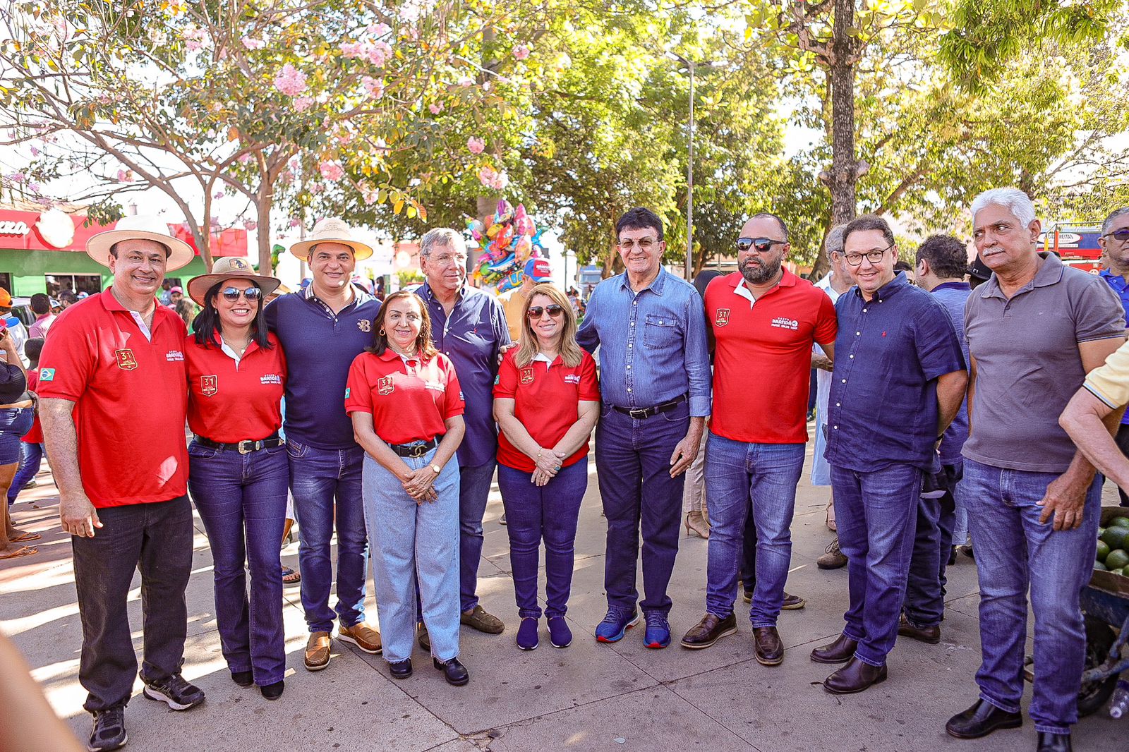 Ao lado de deputados e outras autoridades, Iracema Vale prestigia a programação da Vaquejada no Parque Onildo Maior