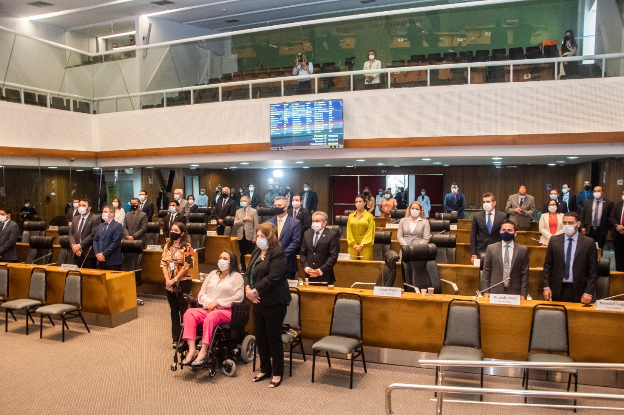 Deputados durante a sessão solene no Plenário 