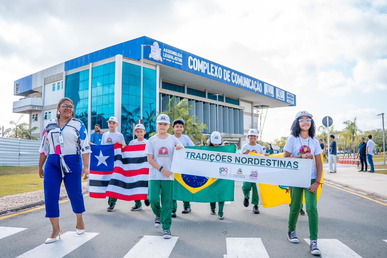 Estudantes da Creche-Escola Sementinha durante desfile com o tema “Tradições Nordestinas”