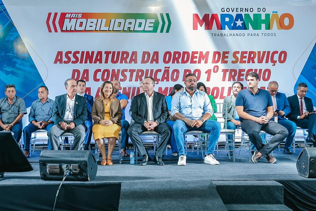Carlos Brandão, Iracema Vale e deputados estaduais em momento do ato de assinatura da OS