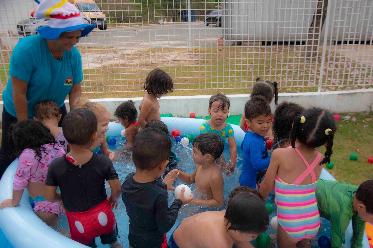 Os pequeninos do Maternal era só animação no refrescante banho de piscina 