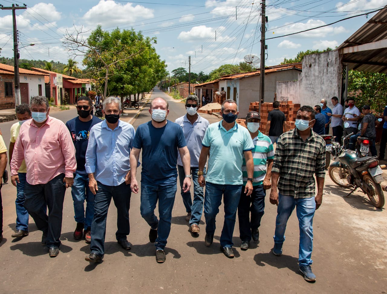 Presidente da Assembleia também esteve na avenida Jocker Ribeiro, que foi amplamente pavimentada com seu apoio