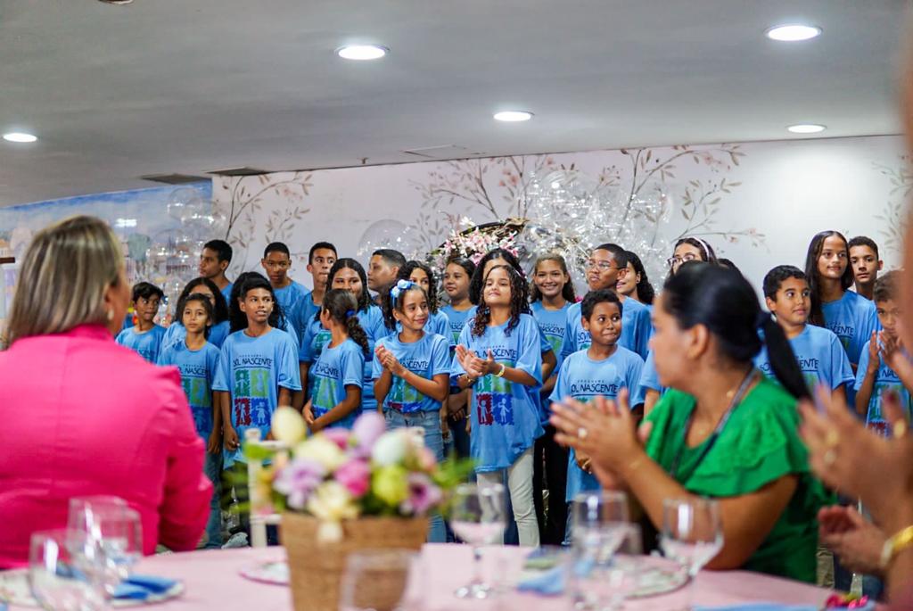 Coral formado por alunos do programa ‘Sol Nascente’ durante apresentação na confraternização 