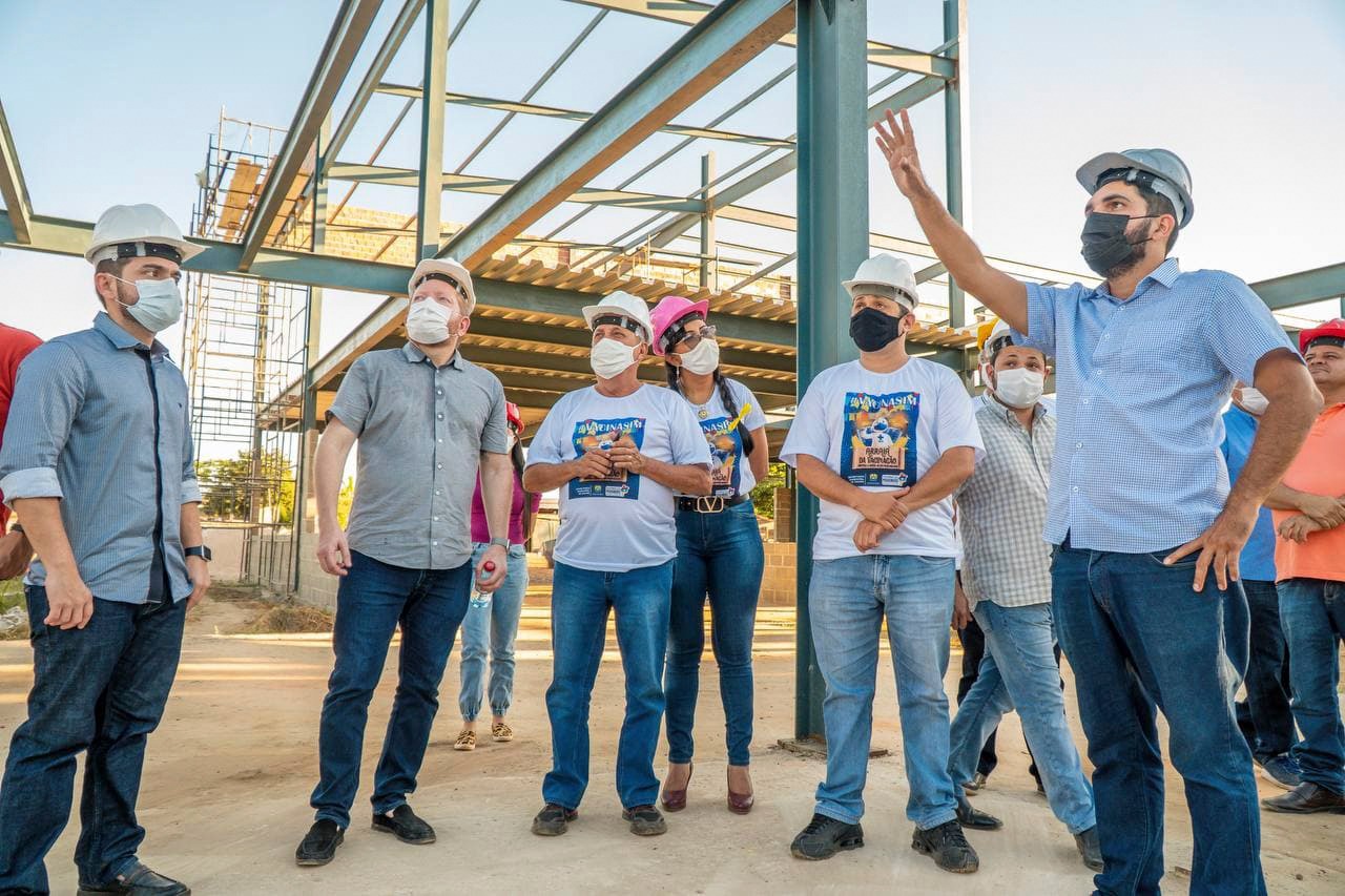 Othelino, acompanhado do prefeito Raimundo Silveira e de outras autoridades locais, visita obras do Complexo Educacional Clóvis Bonfim 