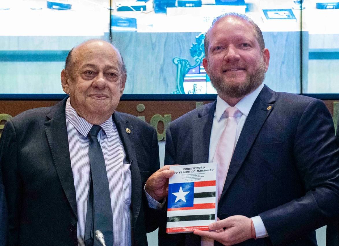 Zé Gentil ao lado do deputado Othelino Neto, sendo homenageado no Plenário da Assembleia, por ter sido um dos deputados constituintes que elaboraram a atual Constituição do Maranhão