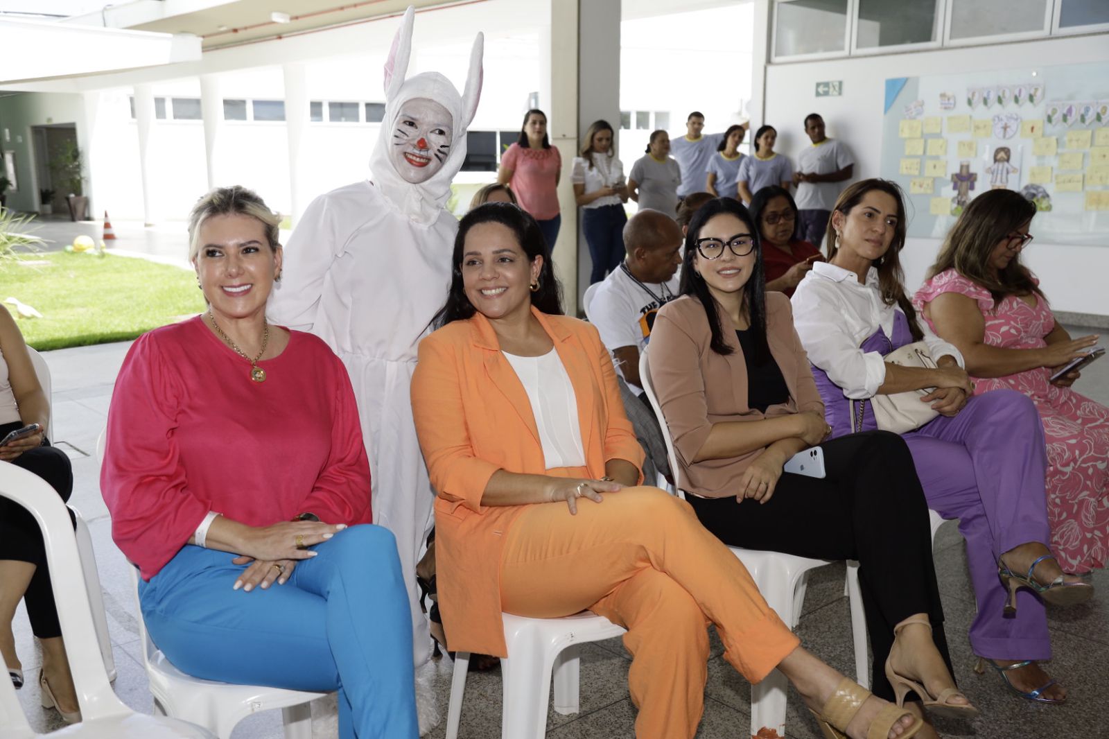 Presidente do Gedema, Carol Duailibe e equipe da Creche-Escola Sementinha assistem ao espetáculo