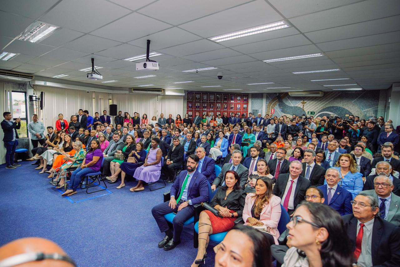 Diversas autoridades participaram da solenidade de posse realizada no plenário Ernani Santos, na sede do órgão